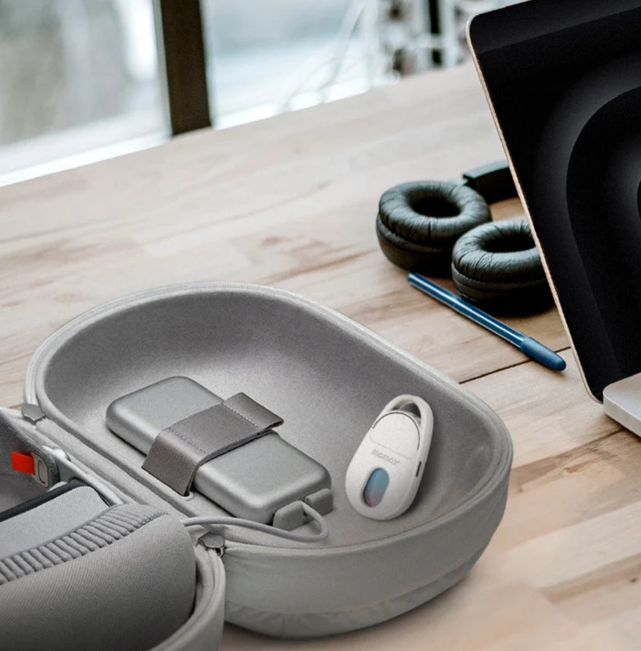 Белая Bluetooth-метка MOMAX PinGuard BR13 с карабином в фирменном чехле — официальный представитель EMEET и MOMAX в Казахстане