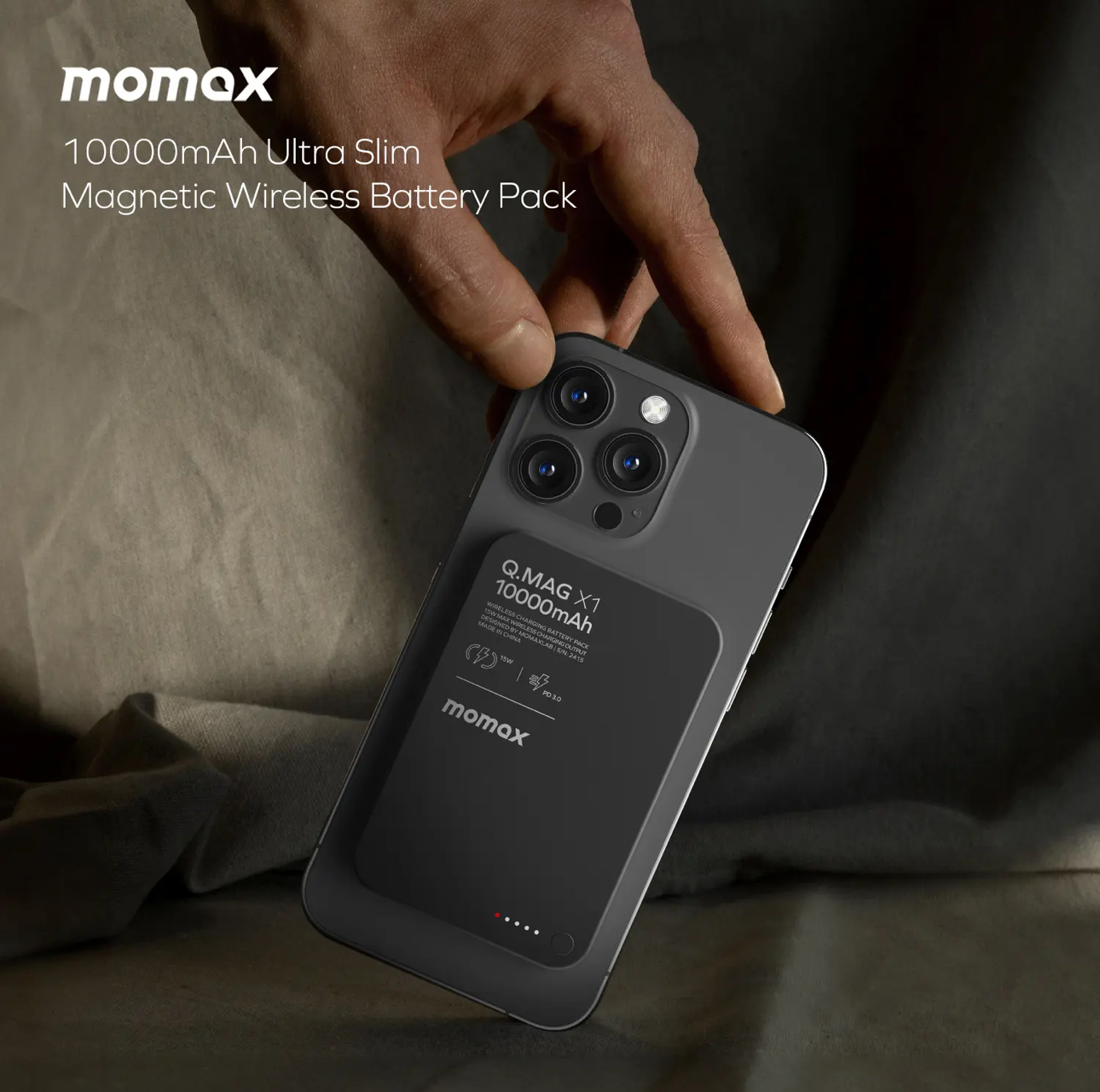 Чёрный MOMAX Q.Mag X1 10000 мАч на магните у смартфона в руках